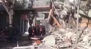 Malatya Zapçıoğlu Caddesinde ağır hasarlı bir bina çöktü