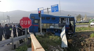 Manisa'da cezaevi nakil aracı tırla çarpıştı: 6'sı asker 9 yaralı