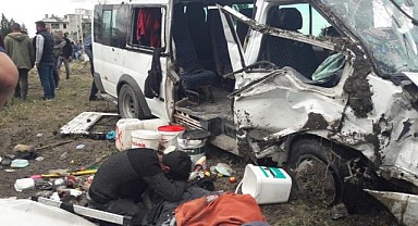 Mersin'de tarım işçilerini taşıyan minibüs kaza yaptı: 1 ölü, 9 yaralı