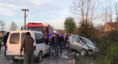 Sakarya'da ticari araç ile otomobil kafa kafaya çarpıştı: 6 yaralı
