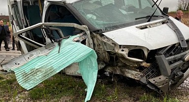 Tokat'ta minibüs ile otomobil çarpıştı; 1 ölü, 6 yaralı