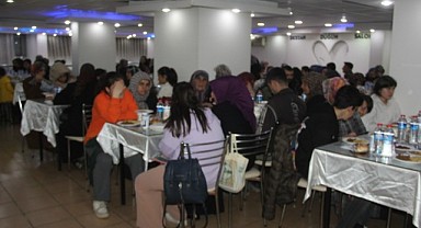 Yetimler Kervanından geleneksel iftar yemeği 