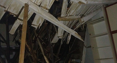 Ağır hasarlı binanın çatısı kısmen çöktü