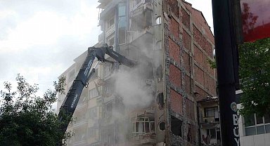 Ağır hasarlı binanın yıkımını film gibi izlediler