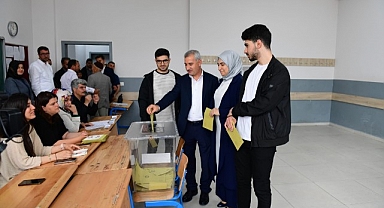 Başkan Çınar, Cumhurbaşkanlığı 2.tur seçimi için oyunu kullandı