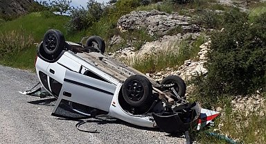 Kayaya çarpan otomobil devrilip ters döndü: 1 yaralı