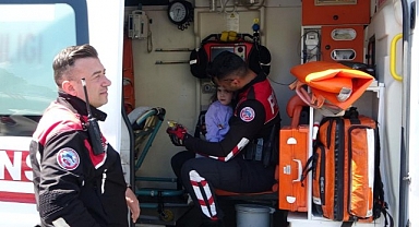 Kazada yaralanan minik Asel'e ilk müdahale polisten