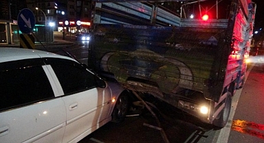 Kontrolden çıkan araç kırmızı ışıkta bekleyen kamyonete ok gibi saplandı