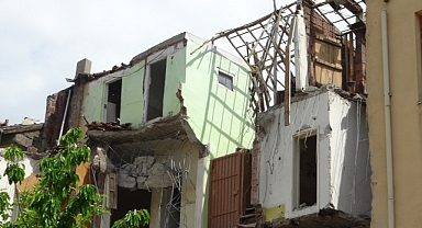 Malatya'da 4 katlı hasarlı binada göçük meydana geldi