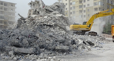 Malatya'da ağır hasarlı binaların yıkımı devam ediyor