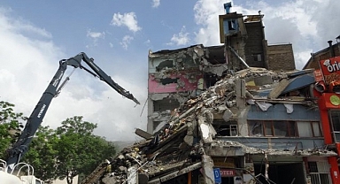 Malatya'da ağır hasarlı binaların yıkımı devam ediyor