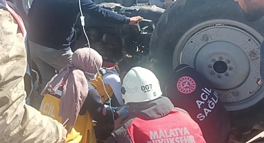 Malatya'da devrilen traktörün altında kalan sürücü yaralandı