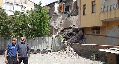 Malatya'da ağır hasarlı bina çöktü