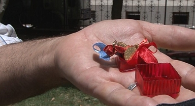 Deprem sonrası bulduğu altının sahibini arıyor