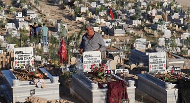 Depremzedelerin mezarlıkta buruk bayramı
