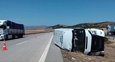 Gaziantep TAG otoyola yolcu taşıyan minibüs devrildi: 13 yaralı