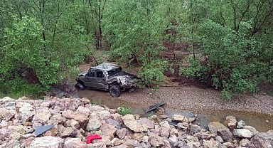 Gümüşhane'de kamyonet uçuruma yuvarlandı: 1 ölü, 1 yaralı