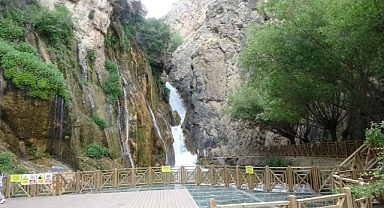 Günpınar Şelalesi görenleri hayran bırakıyor