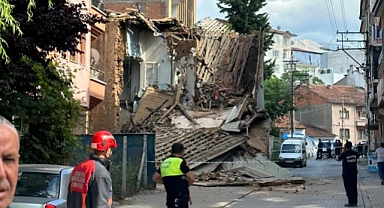 Hasarlı kerpiç evde göçük meydana geldi