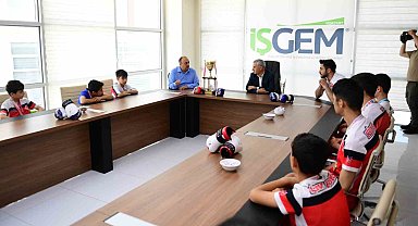 Kick-Boks takımının şampiyon sporcularını ağırladı