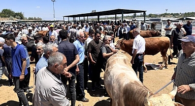 Malatya'da canlı Hayvan Pazarı'nda Arife günü yoğunluğu