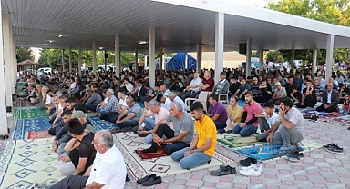 Malatyalılar bayram namazı için camileri doldurdu