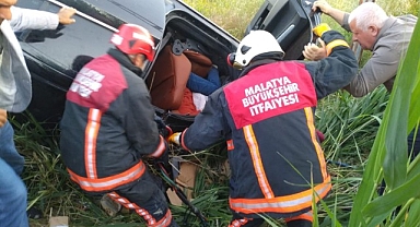 Malatya'da otomobil elektrik direğine çarptı: 1 ölü, 4 yaralı