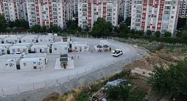 Depremzedelerin kaldığı konteyner kentler düzenli olarak ilaçlanıyor