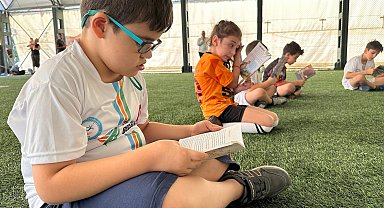 Futbol kursunda kitap okuma etkinliği