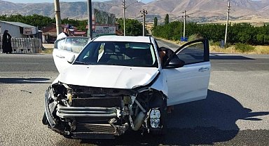 İki otomobil çarpıştı: 1 yaralı