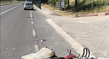 Kontrolden çıkan motosiklet önünde seyreden araca çarptı