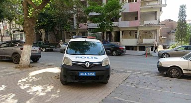 Ağır hasarlı binadaki asansörü sökmeye çalışan işçi 4'üncü kattan düştü