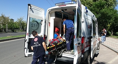 Aydınlatma direğine çarpan otomobil hurdaya döndü