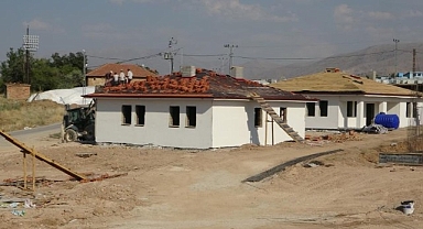 Deprem bölgesi Malatya'da köy evlerinden sona gelindi