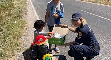 Depremzede çocuklara jandarma şefkati