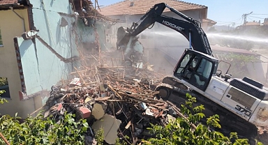 Doğanşehir'de ağır hasarlı binaların yıkımı sürüyor