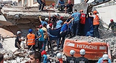 Gaziantep'te Kepçe Operatörü Enkazın Altında Kaldı