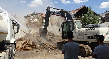 Malatya'da ağır hasarlı binaların yıkım işlemleri sürüyor