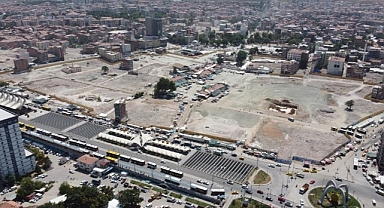 Malatya'da enkazlar kaldırıldıkça binaların yerini boş araziler aldı