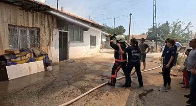Tek katlı evde çıkan yangın korkuttu