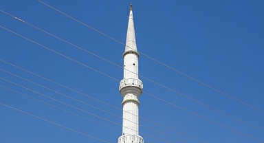 Yıkılan caminin minaresindeki hilali almak için her gece minareye tırmanıyor