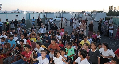 Depremzede çocuklara moral