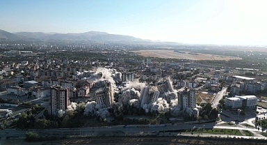 Dünyada ilk kez 15 katlı 9 blok tek seferde patlayıcı ile yıkıldı