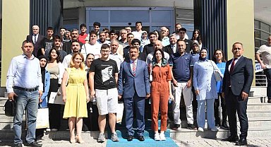 Gürkan, YKS'da ilk bine giren öğrencilerle buluştu