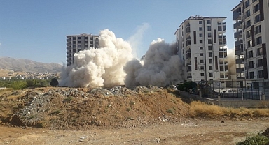 Malatya'da ağır hasarlı binaların patlayıcı ile yıkımı sürüyor