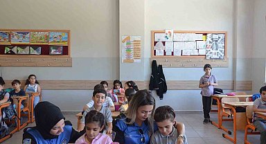 Polisten öğrencilere kitap desteği