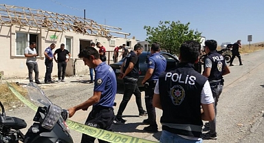 Silahla oynarken arkadaşını vurdu