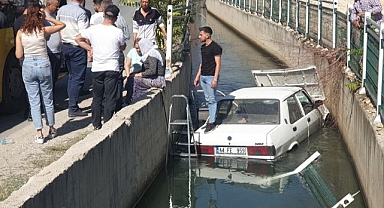 Sulama kanalına uçan araçtaki 2 kişiyi vatandaşlar kurtardı