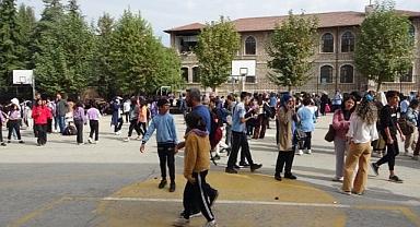 4.3'lük depremle sarsılan Malatya'da veliler okullara akın etti