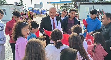 Başkan Zelyurt bayrak dağıttı